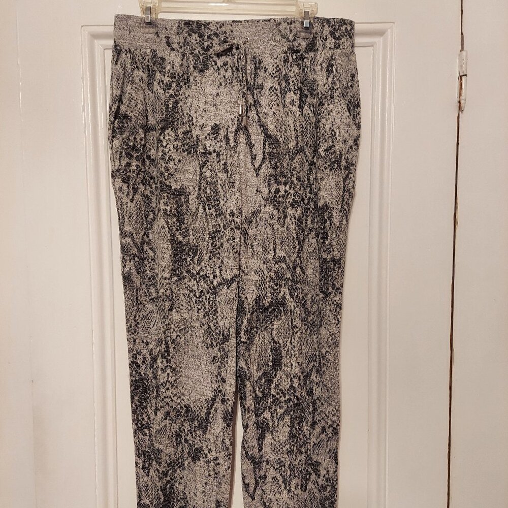 NWOT Chico's Zenergy Gray & Black Python Print Joggers size 1 (8/10)